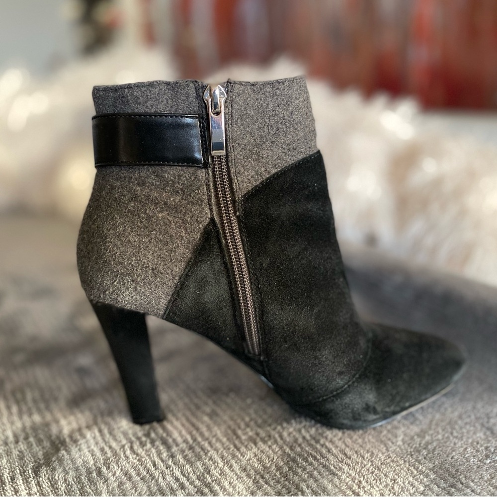 Tahari 6 1/2 M Black/Grey heeled boot